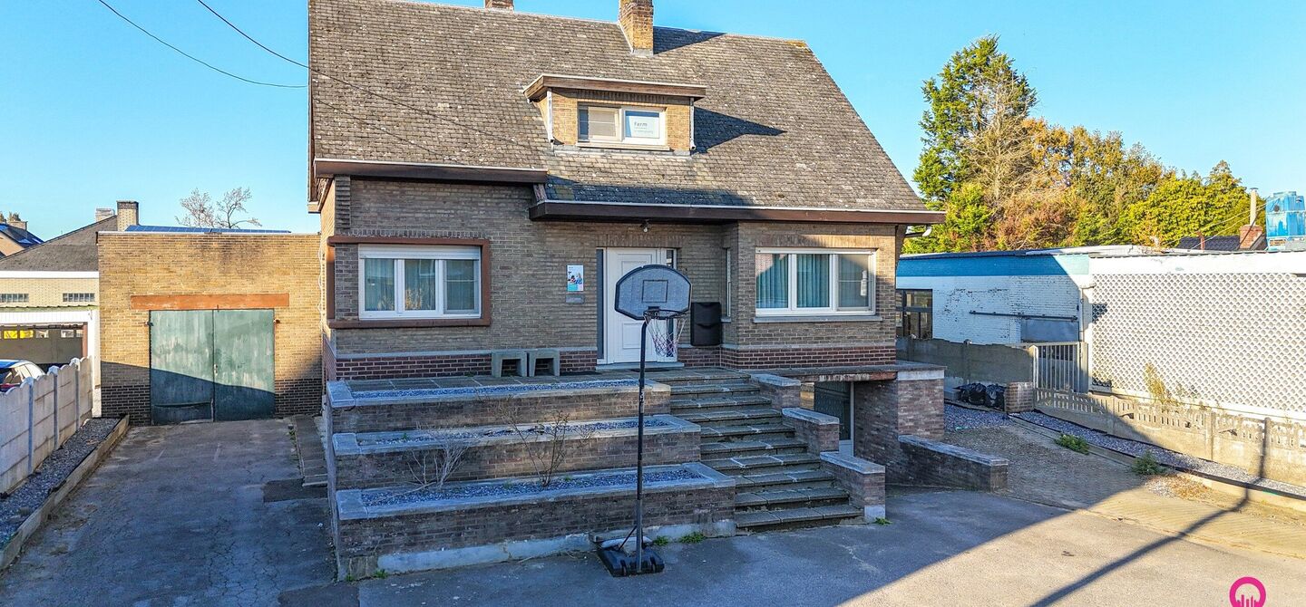 Bij ImmoFusion 7/7 “open huis” : klik op onze 3D-TOUR.
Ervaar vastgoed alsof je er zelf doorloopt!
Stap binnen in deze veelzijdige woning met een vergunde loods van 110 m², gelegen op een perceel van 762 m² in het hart van Beringen. Dit huis co