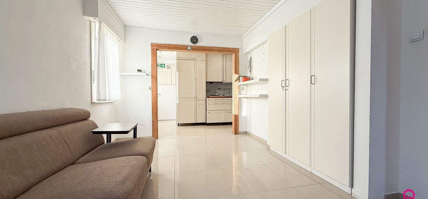 Bij ImmoFusion 7/7 “open huis” : klik op onze 3D-TOUR.
Ervaar vastgoed alsof je er zelf doorloopt!
Stap binnen in deze veelzijdige woning met een vergunde loods van 110 m², gelegen op een perceel van 762 m² in het hart van Beringen. Dit huis co