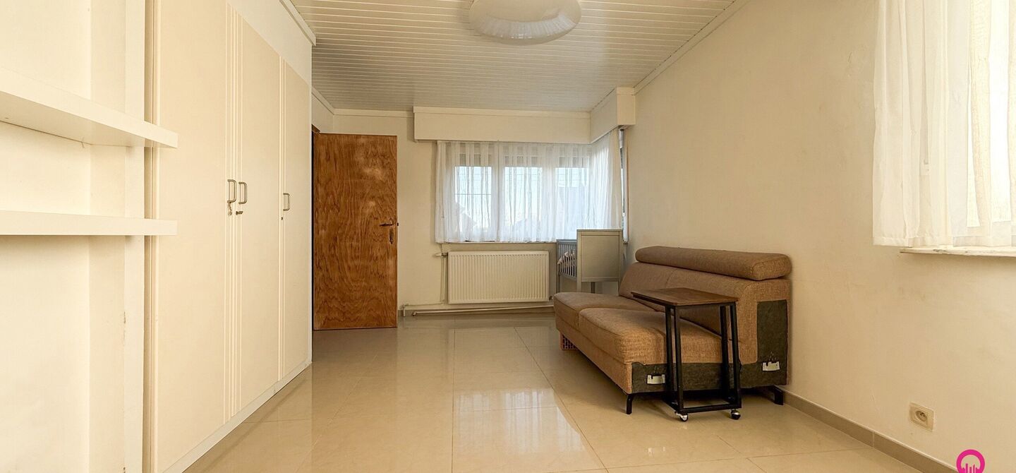 Bij ImmoFusion 7/7 “open huis” : klik op onze 3D-TOUR.
Ervaar vastgoed alsof je er zelf doorloopt!
Stap binnen in deze veelzijdige woning met een vergunde loods van 110 m², gelegen op een perceel van 762 m² in het hart van Beringen. Dit huis co