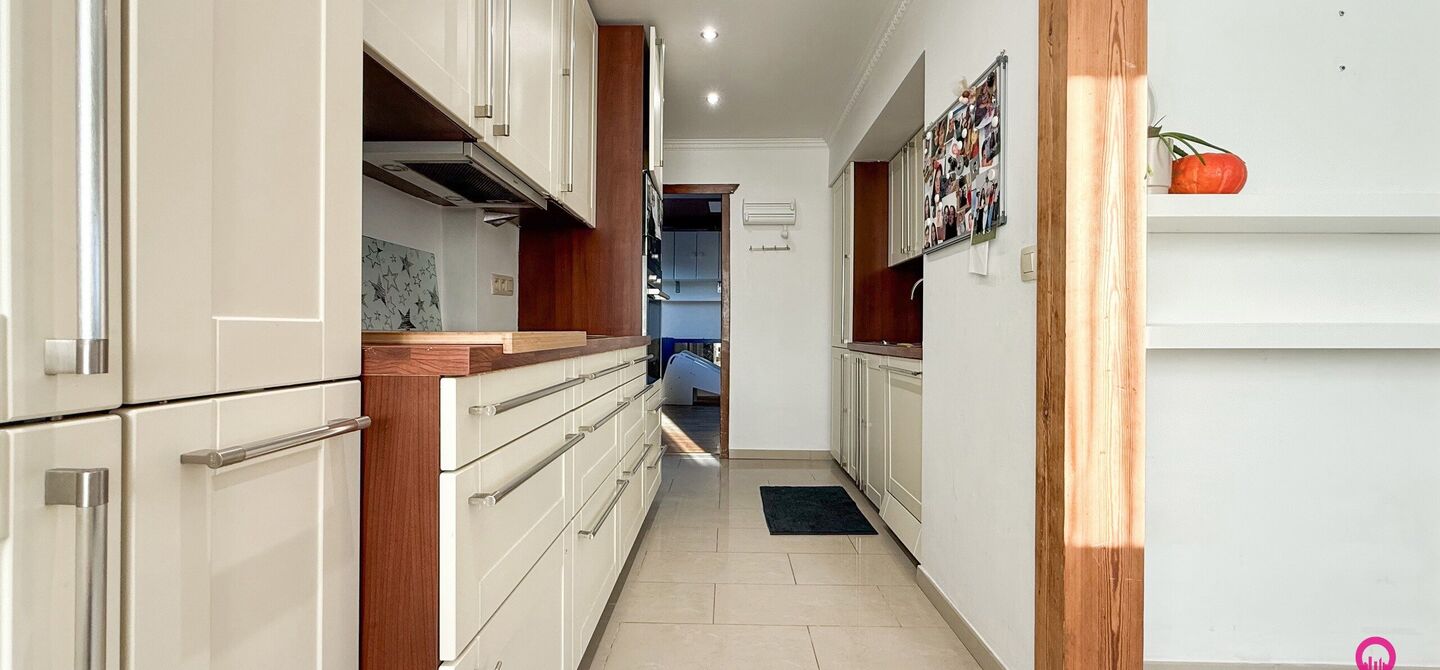 Bij ImmoFusion 7/7 “open huis” : klik op onze 3D-TOUR.
Ervaar vastgoed alsof je er zelf doorloopt!
Stap binnen in deze veelzijdige woning met een vergunde loods van 110 m², gelegen op een perceel van 762 m² in het hart van Beringen. Dit huis co