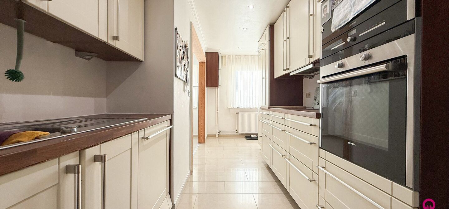 Bij ImmoFusion 7/7 “open huis” : klik op onze 3D-TOUR.
Ervaar vastgoed alsof je er zelf doorloopt!
Stap binnen in deze veelzijdige woning met een vergunde loods van 110 m², gelegen op een perceel van 762 m² in het hart van Beringen. Dit huis co