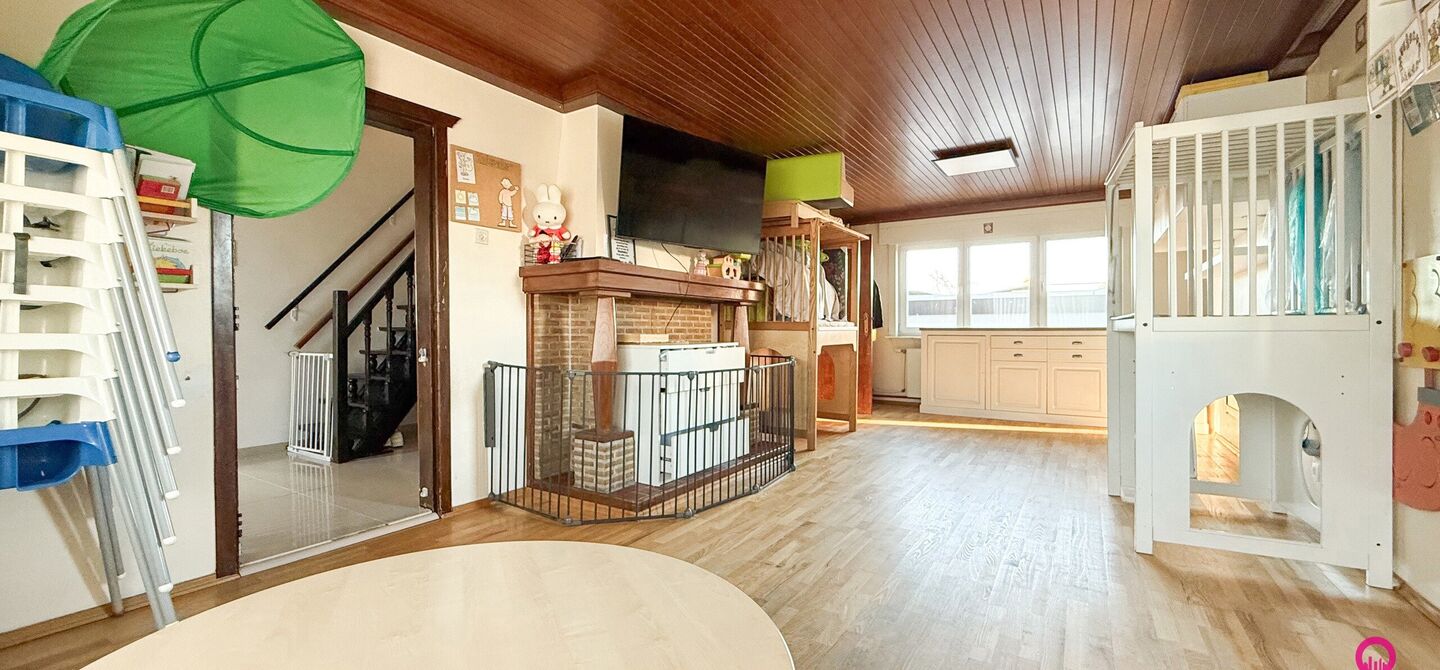 Bij ImmoFusion 7/7 “open huis” : klik op onze 3D-TOUR.
Ervaar vastgoed alsof je er zelf doorloopt!
Stap binnen in deze veelzijdige woning met een vergunde loods van 110 m², gelegen op een perceel van 762 m² in het hart van Beringen. Dit huis co