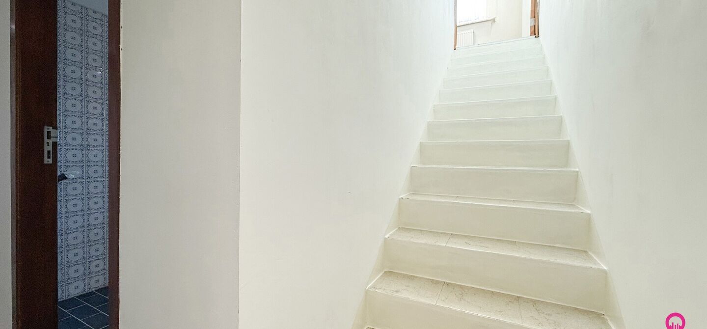 Bij ImmoFusion 7/7 “open huis” : klik op onze 3D-TOUR.
Ervaar vastgoed alsof je er zelf doorloopt!
Stap binnen in deze veelzijdige woning met een vergunde loods van 110 m², gelegen op een perceel van 762 m² in het hart van Beringen. Dit huis co