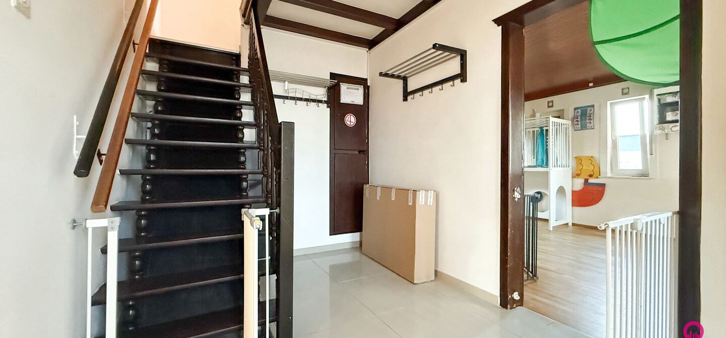 Bij ImmoFusion 7/7 “open huis” : klik op onze 3D-TOUR.
Ervaar vastgoed alsof je er zelf doorloopt!
Stap binnen in deze veelzijdige woning met een vergunde loods van 110 m², gelegen op een perceel van 762 m² in het hart van Beringen. Dit huis co