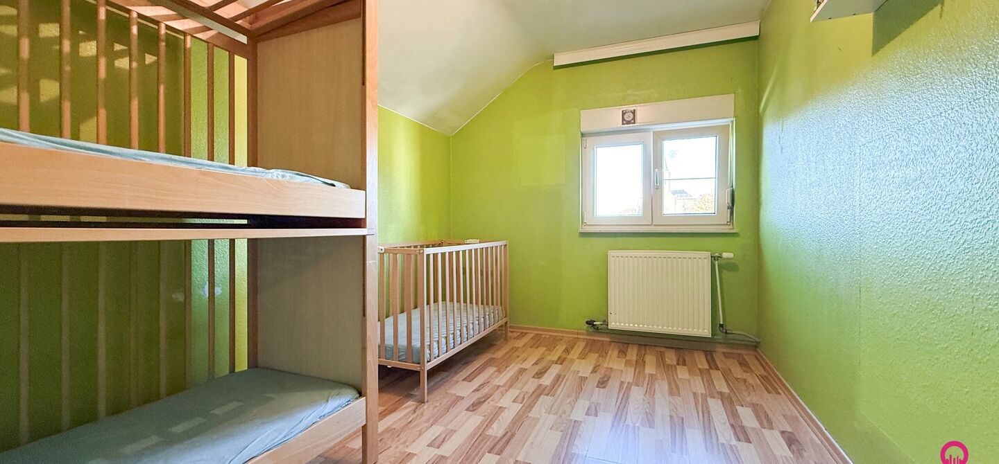 Bij ImmoFusion 7/7 “open huis” : klik op onze 3D-TOUR.
Ervaar vastgoed alsof je er zelf doorloopt!
Stap binnen in deze veelzijdige woning met een vergunde loods van 110 m², gelegen op een perceel van 762 m² in het hart van Beringen. Dit huis co