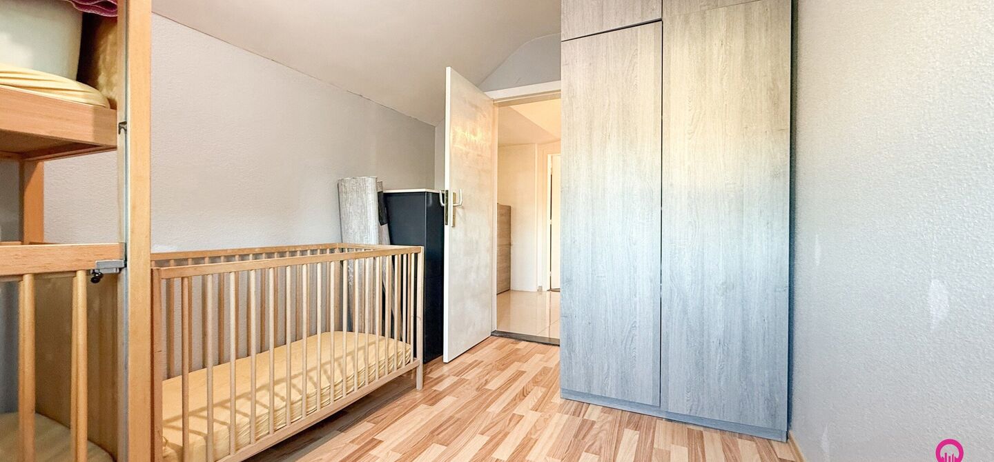 Bij ImmoFusion 7/7 “open huis” : klik op onze 3D-TOUR.
Ervaar vastgoed alsof je er zelf doorloopt!
Stap binnen in deze veelzijdige woning met een vergunde loods van 110 m², gelegen op een perceel van 762 m² in het hart van Beringen. Dit huis co