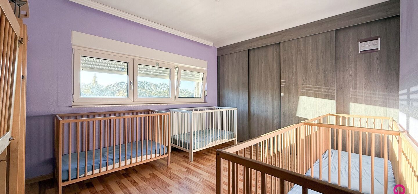 Bij ImmoFusion 7/7 “open huis” : klik op onze 3D-TOUR.
Ervaar vastgoed alsof je er zelf doorloopt!
Stap binnen in deze veelzijdige woning met een vergunde loods van 110 m², gelegen op een perceel van 762 m² in het hart van Beringen. Dit huis co