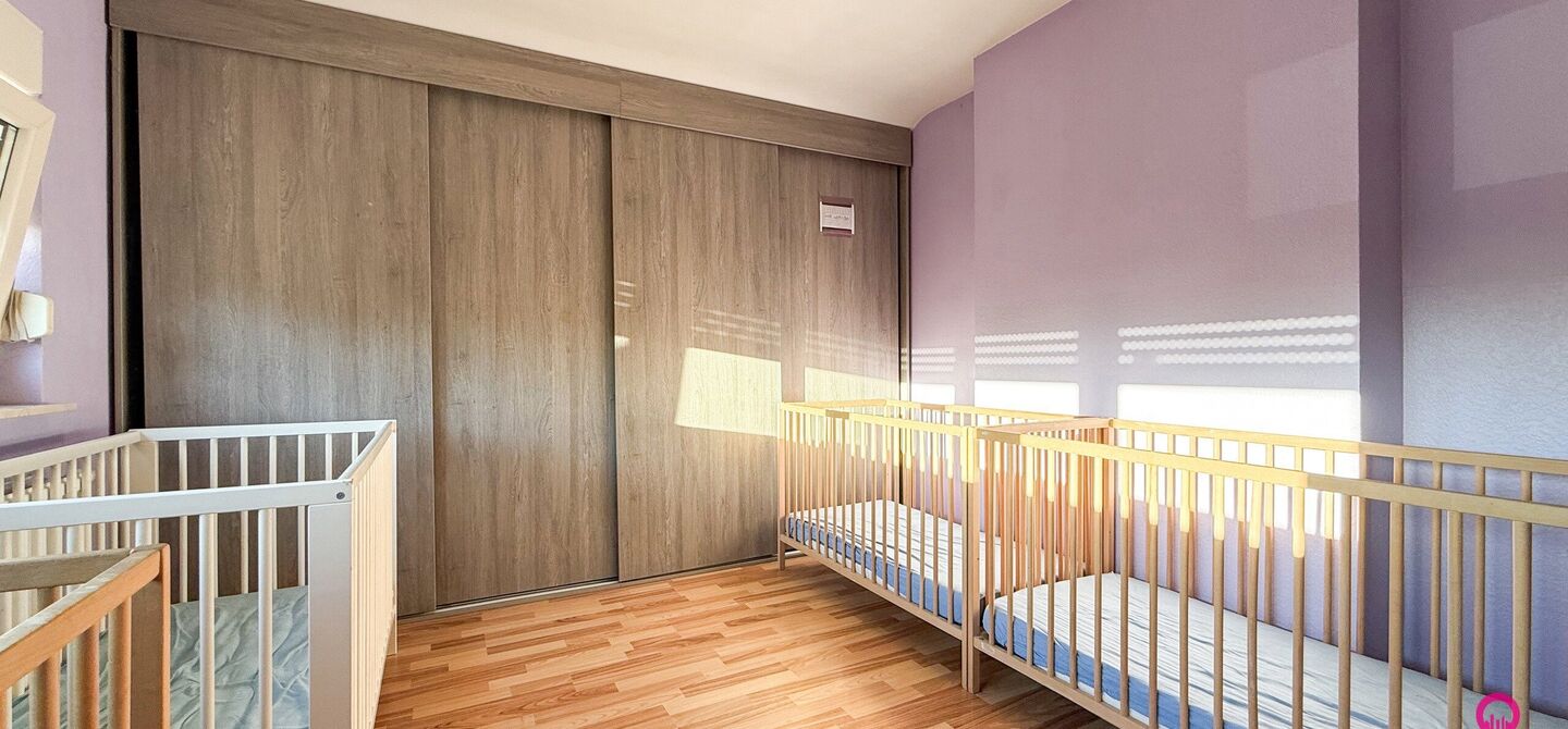 Bij ImmoFusion 7/7 “open huis” : klik op onze 3D-TOUR.
Ervaar vastgoed alsof je er zelf doorloopt!
Stap binnen in deze veelzijdige woning met een vergunde loods van 110 m², gelegen op een perceel van 762 m² in het hart van Beringen. Dit huis co