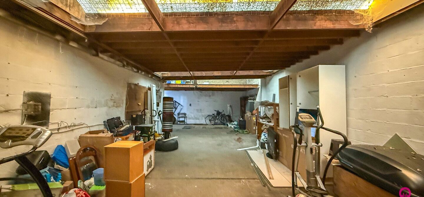 Bij ImmoFusion 7/7 “open huis” : klik op onze 3D-TOUR.
Ervaar vastgoed alsof je er zelf doorloopt!
Stap binnen in deze veelzijdige woning met een vergunde loods van 110 m², gelegen op een perceel van 762 m² in het hart van Beringen. Dit huis co