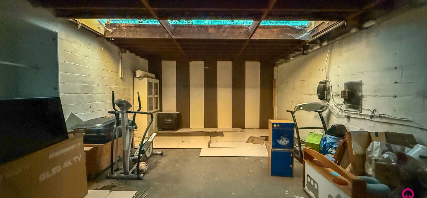 Bij ImmoFusion 7/7 “open huis” : klik op onze 3D-TOUR.
Ervaar vastgoed alsof je er zelf doorloopt!
Stap binnen in deze veelzijdige woning met een vergunde loods van 110 m², gelegen op een perceel van 762 m² in het hart van Beringen. Dit huis co