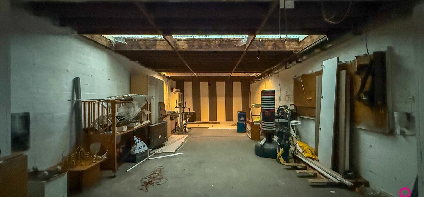 Bij ImmoFusion 7/7 “open huis” : klik op onze 3D-TOUR.
Ervaar vastgoed alsof je er zelf doorloopt!
Stap binnen in deze veelzijdige woning met een vergunde loods van 110 m², gelegen op een perceel van 762 m² in het hart van Beringen. Dit huis co