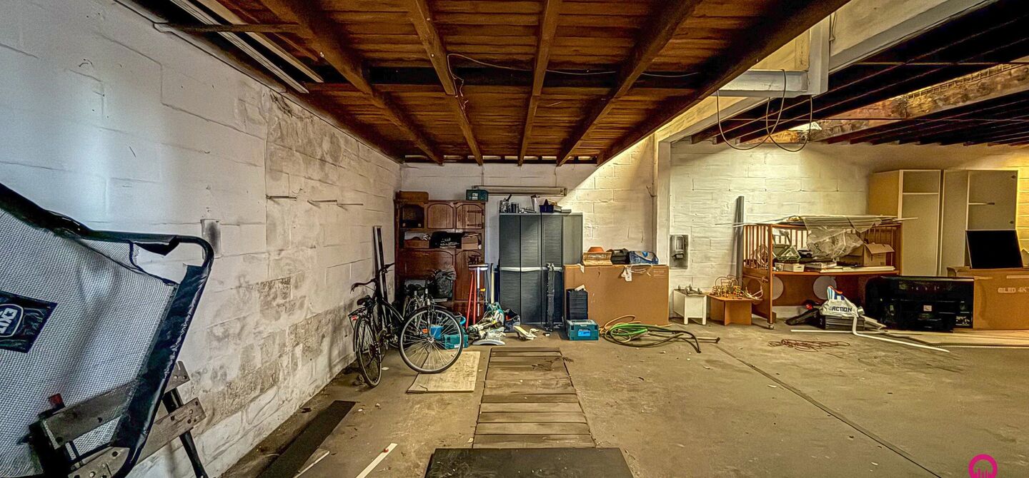 Bij ImmoFusion 7/7 “open huis” : klik op onze 3D-TOUR.
Ervaar vastgoed alsof je er zelf doorloopt!
Stap binnen in deze veelzijdige woning met een vergunde loods van 110 m², gelegen op een perceel van 762 m² in het hart van Beringen. Dit huis co