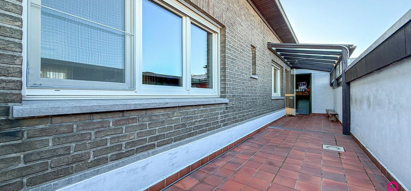 Bij ImmoFusion 7/7 “open huis” : klik op onze 3D-TOUR.
Ervaar vastgoed alsof je er zelf doorloopt!
Stap binnen in deze veelzijdige woning met een vergunde loods van 110 m², gelegen op een perceel van 762 m² in het hart van Beringen. Dit huis co