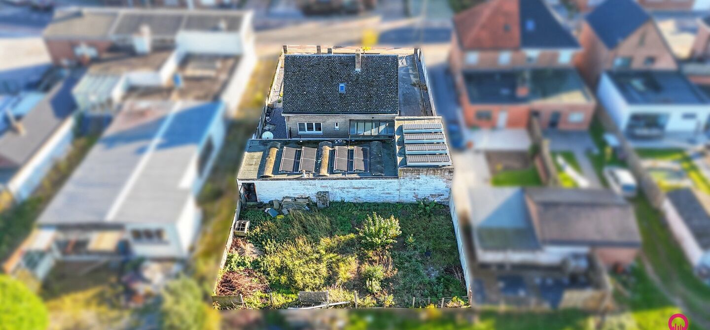 Bij ImmoFusion 7/7 “open huis” : klik op onze 3D-TOUR.
Ervaar vastgoed alsof je er zelf doorloopt!
Stap binnen in deze veelzijdige woning met een vergunde loods van 110 m², gelegen op een perceel van 762 m² in het hart van Beringen. Dit huis co