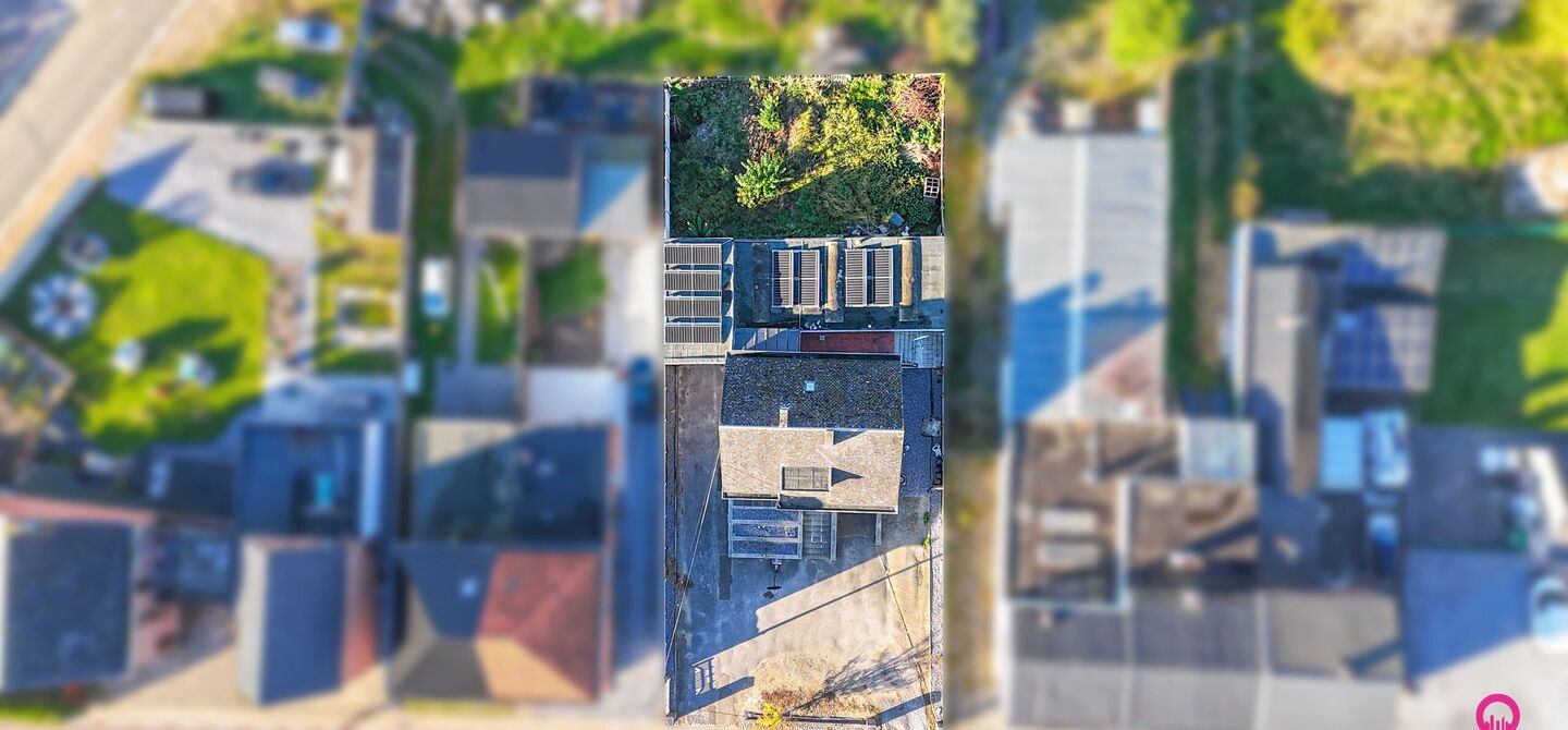 Bij ImmoFusion 7/7 “open huis” : klik op onze 3D-TOUR.
Ervaar vastgoed alsof je er zelf doorloopt!
Stap binnen in deze veelzijdige woning met een vergunde loods van 110 m², gelegen op een perceel van 762 m² in het hart van Beringen. Dit huis co