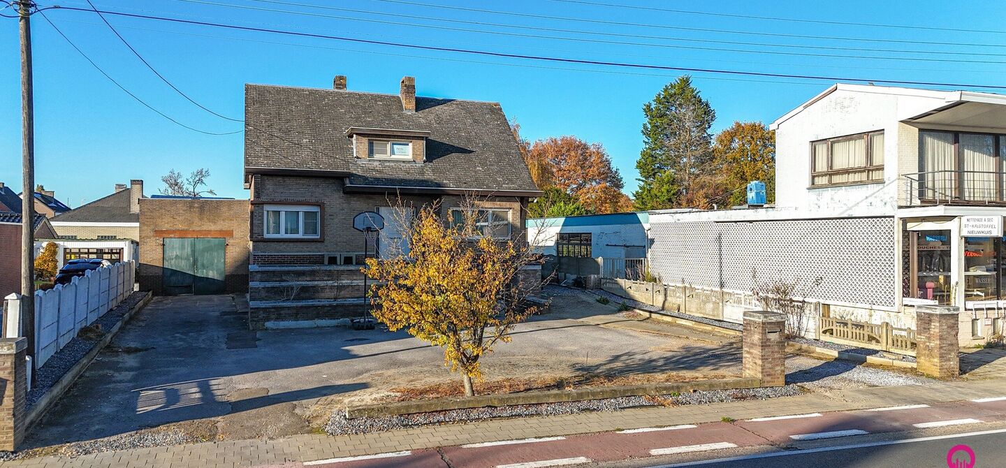 Bij ImmoFusion 7/7 “open huis” : klik op onze 3D-TOUR.
Ervaar vastgoed alsof je er zelf doorloopt!
Stap binnen in deze veelzijdige woning met een vergunde loods van 110 m², gelegen op een perceel van 762 m² in het hart van Beringen. Dit huis co