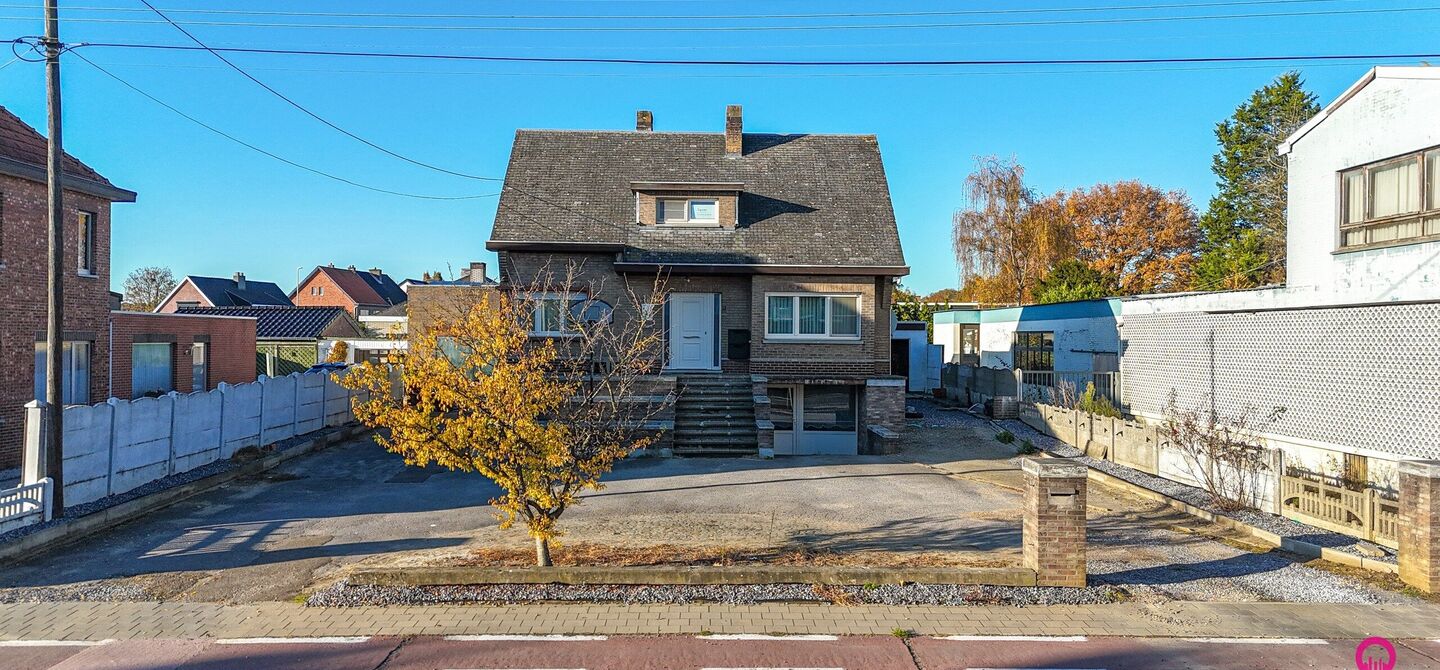 Bij ImmoFusion 7/7 “open huis” : klik op onze 3D-TOUR.
Ervaar vastgoed alsof je er zelf doorloopt!
Stap binnen in deze veelzijdige woning met een vergunde loods van 110 m², gelegen op een perceel van 762 m² in het hart van Beringen. Dit huis co