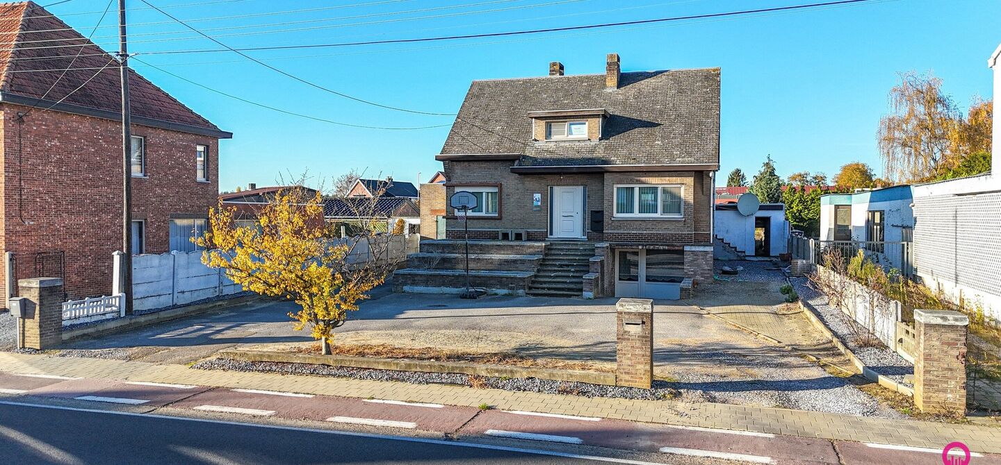 Bij ImmoFusion 7/7 “open huis” : klik op onze 3D-TOUR.
Ervaar vastgoed alsof je er zelf doorloopt!
Stap binnen in deze veelzijdige woning met een vergunde loods van 110 m², gelegen op een perceel van 762 m² in het hart van Beringen. Dit huis co