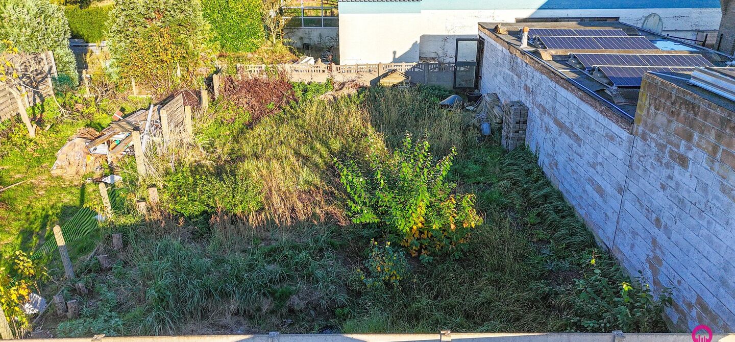 Bij ImmoFusion 7/7 “open huis” : klik op onze 3D-TOUR.
Ervaar vastgoed alsof je er zelf doorloopt!
Stap binnen in deze veelzijdige woning met een vergunde loods van 110 m², gelegen op een perceel van 762 m² in het hart van Beringen. Dit huis co