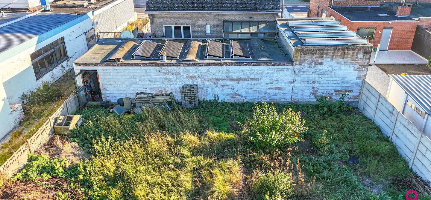 Bij ImmoFusion 7/7 “open huis” : klik op onze 3D-TOUR.
Ervaar vastgoed alsof je er zelf doorloopt!
Stap binnen in deze veelzijdige woning met een vergunde loods van 110 m², gelegen op een perceel van 762 m² in het hart van Beringen. Dit huis co