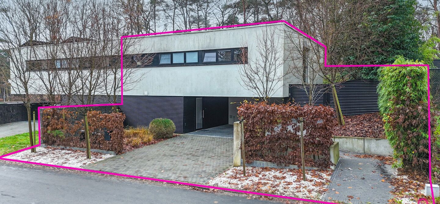 Bij ImmoFusion 7/7 “open huis” : klik op onze 3D-TOUR.
Ervaar vastgoed alsof je er zelf doorloopt!
Stap binnen in deze indrukwekkende halfopen bebouwing, quasi nieuw, gelegen in een rustige woonwijk van Beringen. Met een bewoonbare oppervlakte van 14