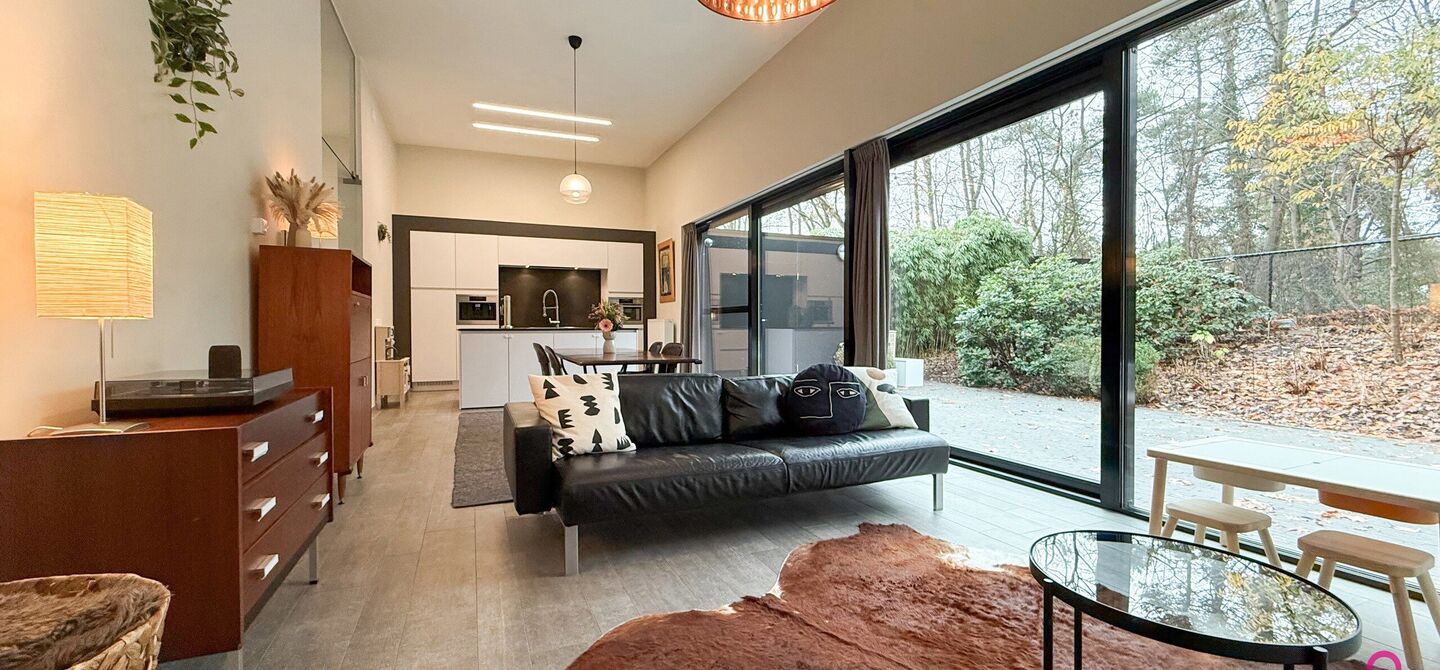 Bij ImmoFusion 7/7 “open huis” : klik op onze 3D-TOUR.
Ervaar vastgoed alsof je er zelf doorloopt!
Stap binnen in deze indrukwekkende halfopen bebouwing, quasi nieuw, gelegen in een rustige woonwijk van Beringen. Met een bewoonbare oppervlakte van 14