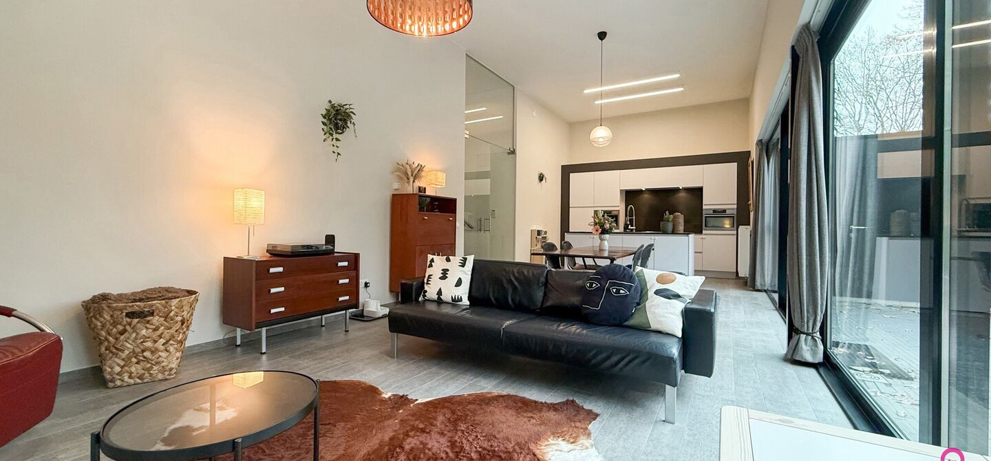 Bij ImmoFusion 7/7 “open huis” : klik op onze 3D-TOUR.
Ervaar vastgoed alsof je er zelf doorloopt!
Stap binnen in deze indrukwekkende halfopen bebouwing, quasi nieuw, gelegen in een rustige woonwijk van Beringen. Met een bewoonbare oppervlakte van 14