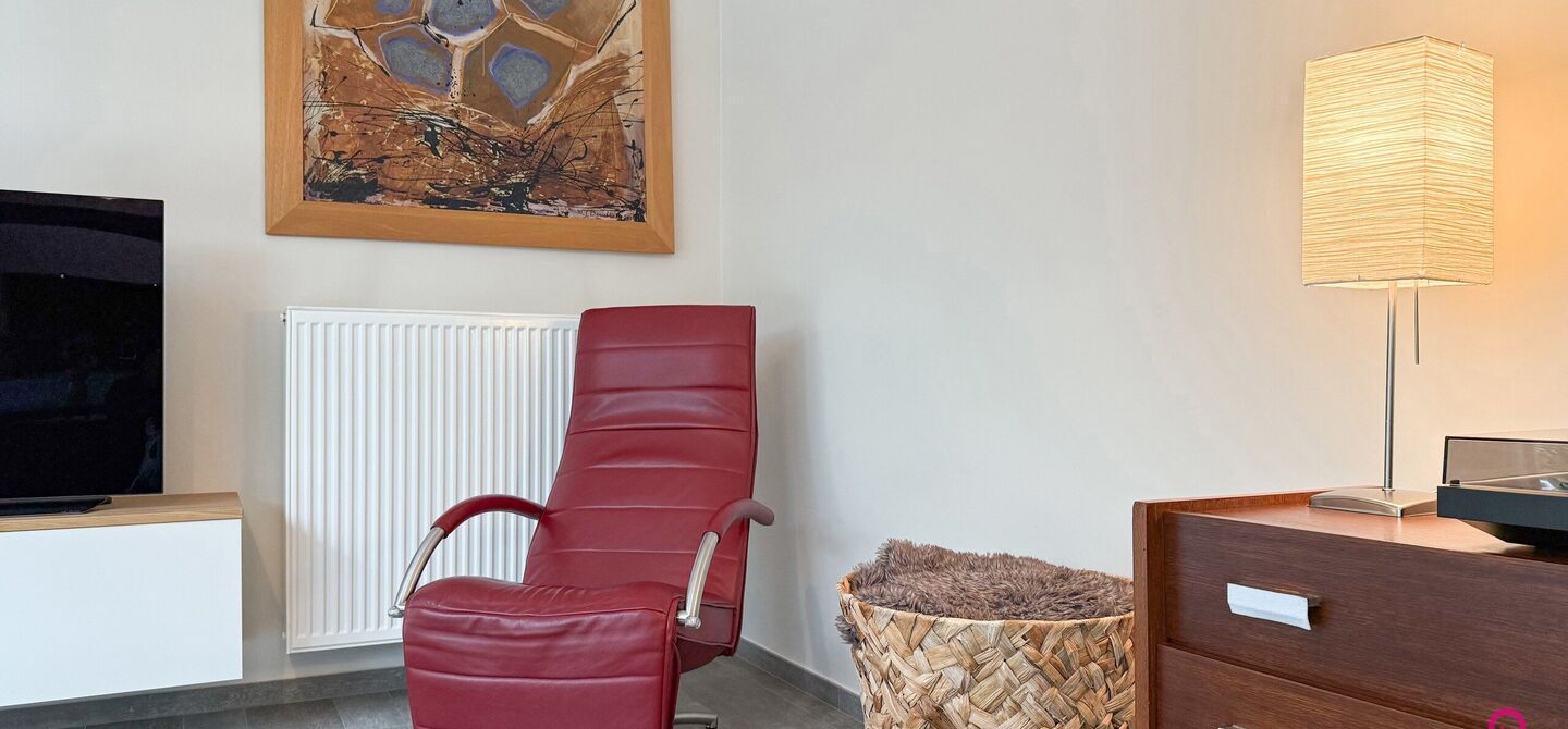 Bij ImmoFusion 7/7 “open huis” : klik op onze 3D-TOUR.
Ervaar vastgoed alsof je er zelf doorloopt!
Stap binnen in deze indrukwekkende halfopen bebouwing, quasi nieuw, gelegen in een rustige woonwijk van Beringen. Met een bewoonbare oppervlakte van 14