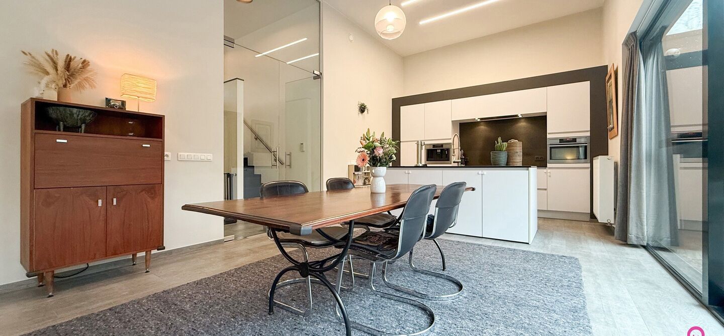 Bij ImmoFusion 7/7 “open huis” : klik op onze 3D-TOUR.
Ervaar vastgoed alsof je er zelf doorloopt!
Stap binnen in deze indrukwekkende halfopen bebouwing, quasi nieuw, gelegen in een rustige woonwijk van Beringen. Met een bewoonbare oppervlakte van 14