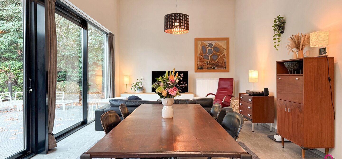 Bij ImmoFusion 7/7 “open huis” : klik op onze 3D-TOUR.
Ervaar vastgoed alsof je er zelf doorloopt!
Stap binnen in deze indrukwekkende halfopen bebouwing, quasi nieuw, gelegen in een rustige woonwijk van Beringen. Met een bewoonbare oppervlakte van 14