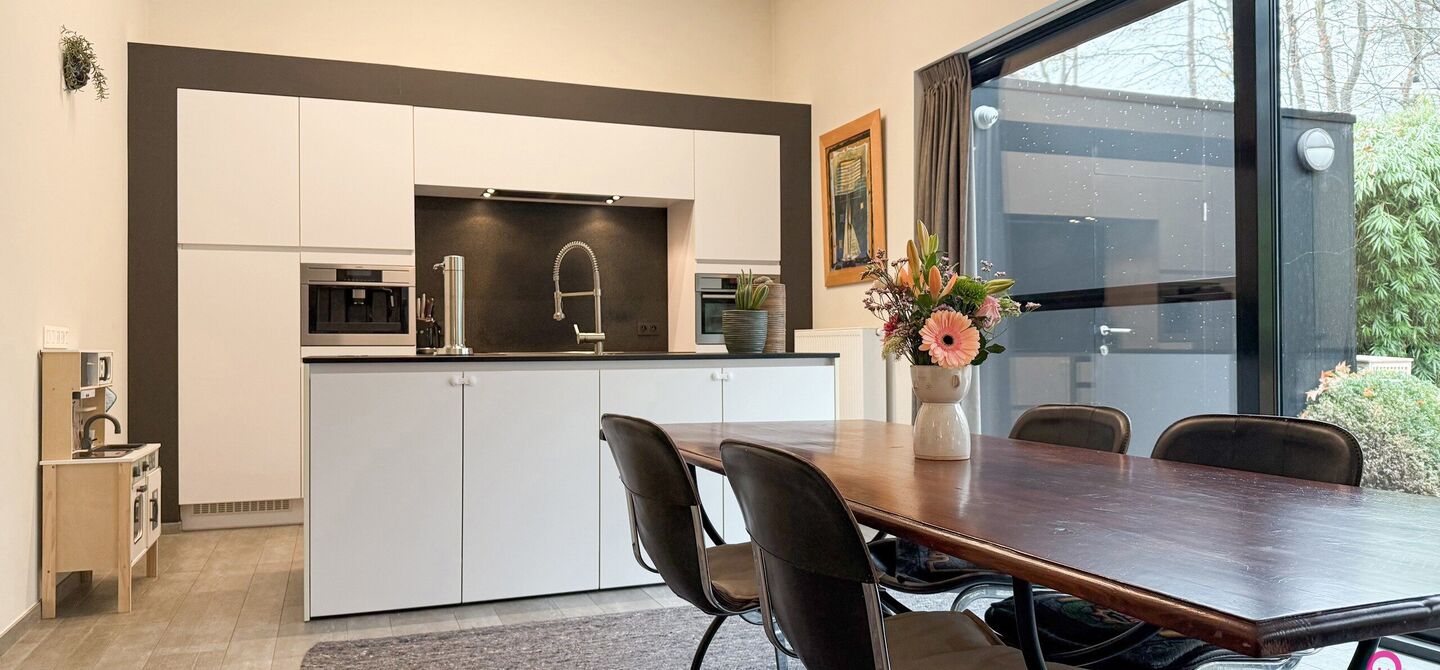 Bij ImmoFusion 7/7 “open huis” : klik op onze 3D-TOUR.
Ervaar vastgoed alsof je er zelf doorloopt!
Stap binnen in deze indrukwekkende halfopen bebouwing, quasi nieuw, gelegen in een rustige woonwijk van Beringen. Met een bewoonbare oppervlakte van 14