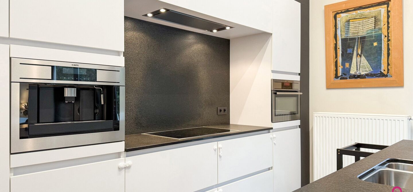 Bij ImmoFusion 7/7 “open huis” : klik op onze 3D-TOUR.
Ervaar vastgoed alsof je er zelf doorloopt!
Stap binnen in deze indrukwekkende halfopen bebouwing, quasi nieuw, gelegen in een rustige woonwijk van Beringen. Met een bewoonbare oppervlakte van 14