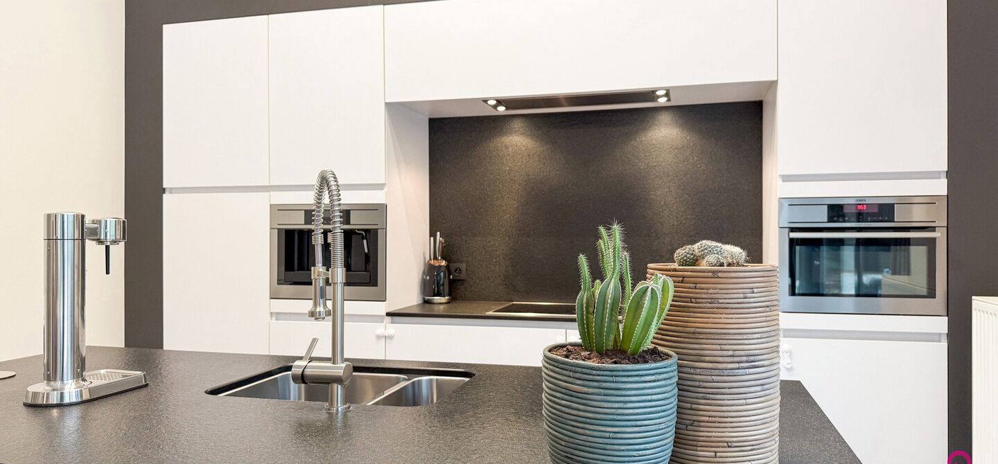 Bij ImmoFusion 7/7 “open huis” : klik op onze 3D-TOUR.
Ervaar vastgoed alsof je er zelf doorloopt!
Stap binnen in deze indrukwekkende halfopen bebouwing, quasi nieuw, gelegen in een rustige woonwijk van Beringen. Met een bewoonbare oppervlakte van 14