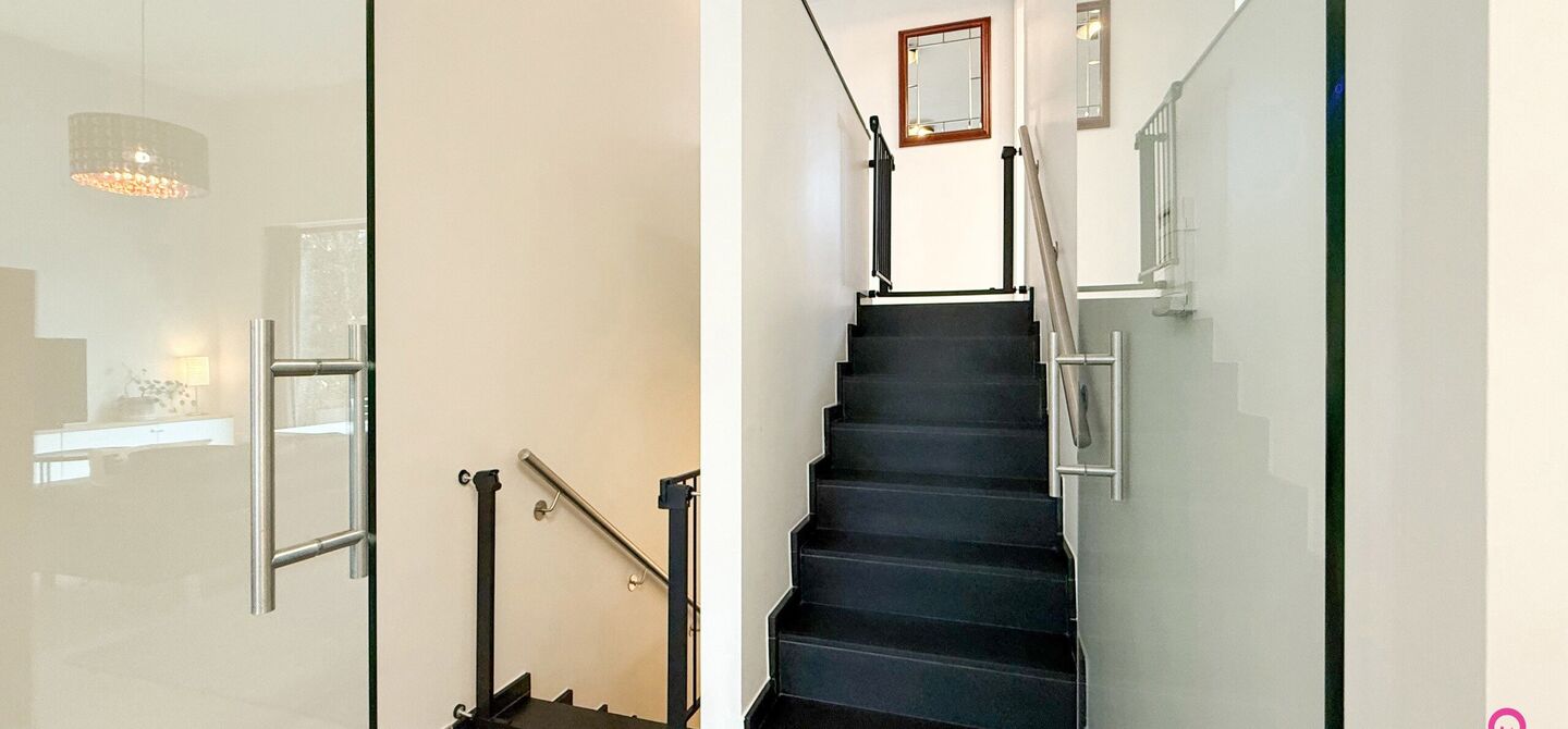 Bij ImmoFusion 7/7 “open huis” : klik op onze 3D-TOUR.
Ervaar vastgoed alsof je er zelf doorloopt!
Stap binnen in deze indrukwekkende halfopen bebouwing, quasi nieuw, gelegen in een rustige woonwijk van Beringen. Met een bewoonbare oppervlakte van 14