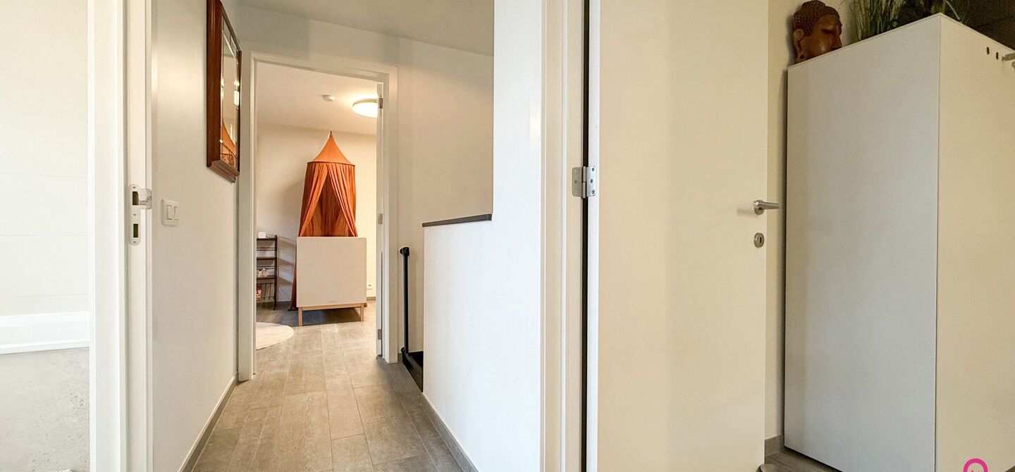 Bij ImmoFusion 7/7 “open huis” : klik op onze 3D-TOUR.
Ervaar vastgoed alsof je er zelf doorloopt!
Stap binnen in deze indrukwekkende halfopen bebouwing, quasi nieuw, gelegen in een rustige woonwijk van Beringen. Met een bewoonbare oppervlakte van 14