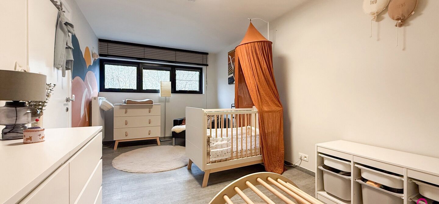 Bij ImmoFusion 7/7 “open huis” : klik op onze 3D-TOUR.
Ervaar vastgoed alsof je er zelf doorloopt!
Stap binnen in deze indrukwekkende halfopen bebouwing, quasi nieuw, gelegen in een rustige woonwijk van Beringen. Met een bewoonbare oppervlakte van 14