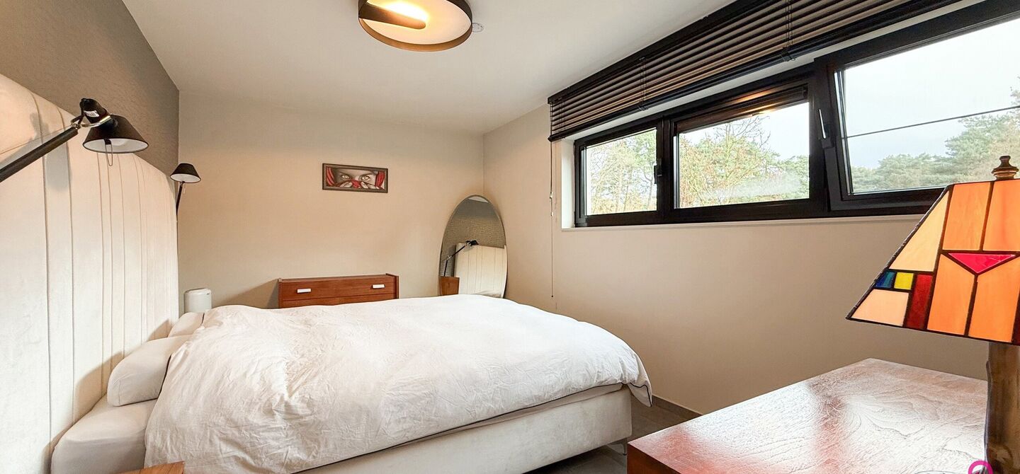 Bij ImmoFusion 7/7 “open huis” : klik op onze 3D-TOUR.
Ervaar vastgoed alsof je er zelf doorloopt!
Stap binnen in deze indrukwekkende halfopen bebouwing, quasi nieuw, gelegen in een rustige woonwijk van Beringen. Met een bewoonbare oppervlakte van 14