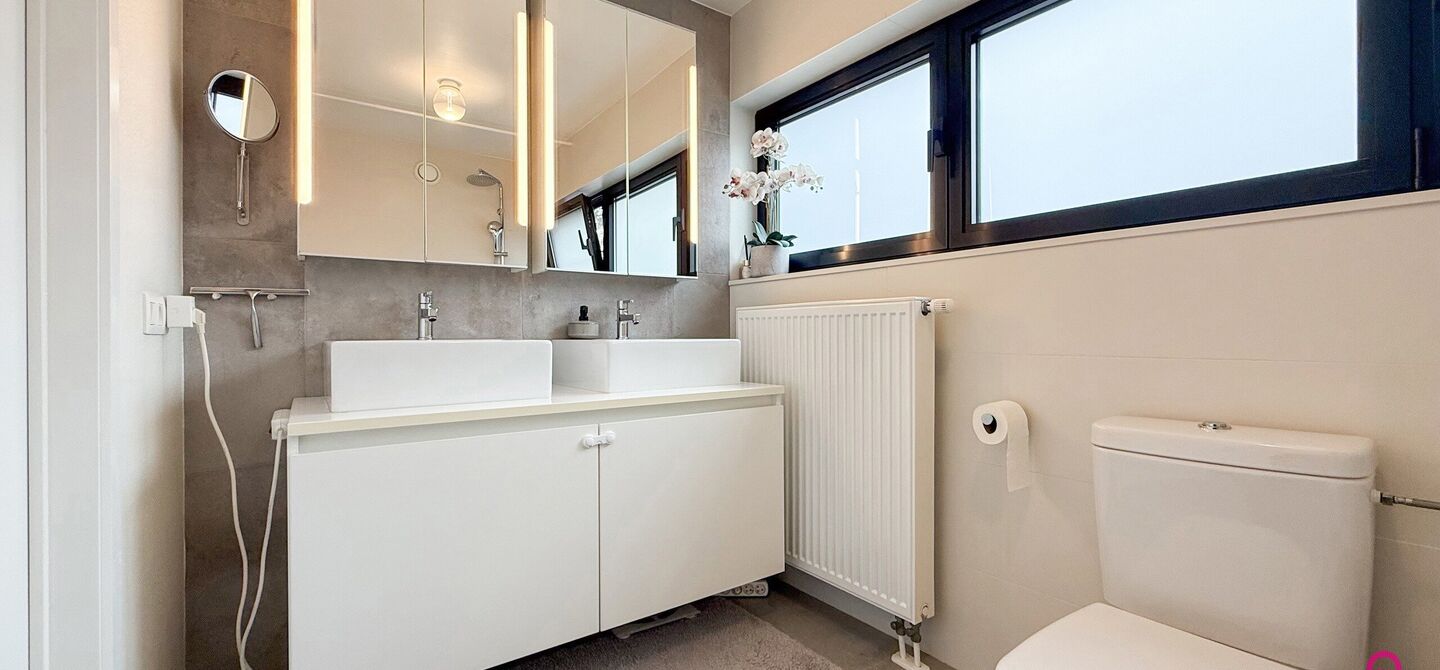 Bij ImmoFusion 7/7 “open huis” : klik op onze 3D-TOUR.
Ervaar vastgoed alsof je er zelf doorloopt!
Stap binnen in deze indrukwekkende halfopen bebouwing, quasi nieuw, gelegen in een rustige woonwijk van Beringen. Met een bewoonbare oppervlakte van 14