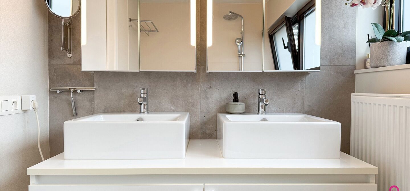 Bij ImmoFusion 7/7 “open huis” : klik op onze 3D-TOUR.
Ervaar vastgoed alsof je er zelf doorloopt!
Stap binnen in deze indrukwekkende halfopen bebouwing, quasi nieuw, gelegen in een rustige woonwijk van Beringen. Met een bewoonbare oppervlakte van 14