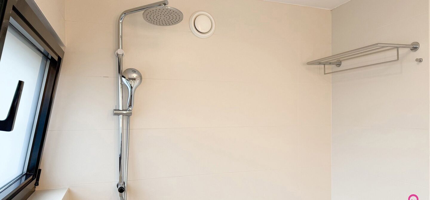 Bij ImmoFusion 7/7 “open huis” : klik op onze 3D-TOUR.
Ervaar vastgoed alsof je er zelf doorloopt!
Stap binnen in deze indrukwekkende halfopen bebouwing, quasi nieuw, gelegen in een rustige woonwijk van Beringen. Met een bewoonbare oppervlakte van 14