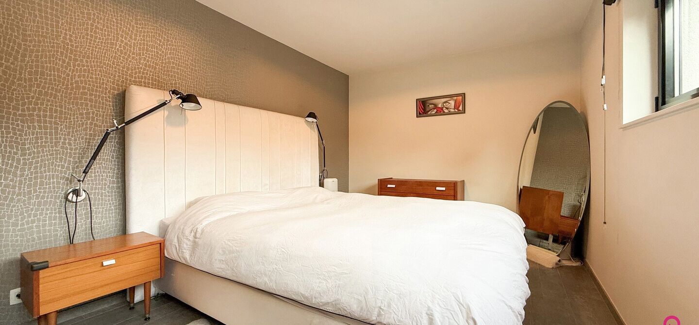 Bij ImmoFusion 7/7 “open huis” : klik op onze 3D-TOUR.
Ervaar vastgoed alsof je er zelf doorloopt!
Stap binnen in deze indrukwekkende halfopen bebouwing, quasi nieuw, gelegen in een rustige woonwijk van Beringen. Met een bewoonbare oppervlakte van 14