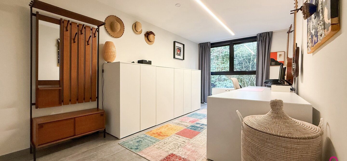 Bij ImmoFusion 7/7 “open huis” : klik op onze 3D-TOUR.
Ervaar vastgoed alsof je er zelf doorloopt!
Stap binnen in deze indrukwekkende halfopen bebouwing, quasi nieuw, gelegen in een rustige woonwijk van Beringen. Met een bewoonbare oppervlakte van 14