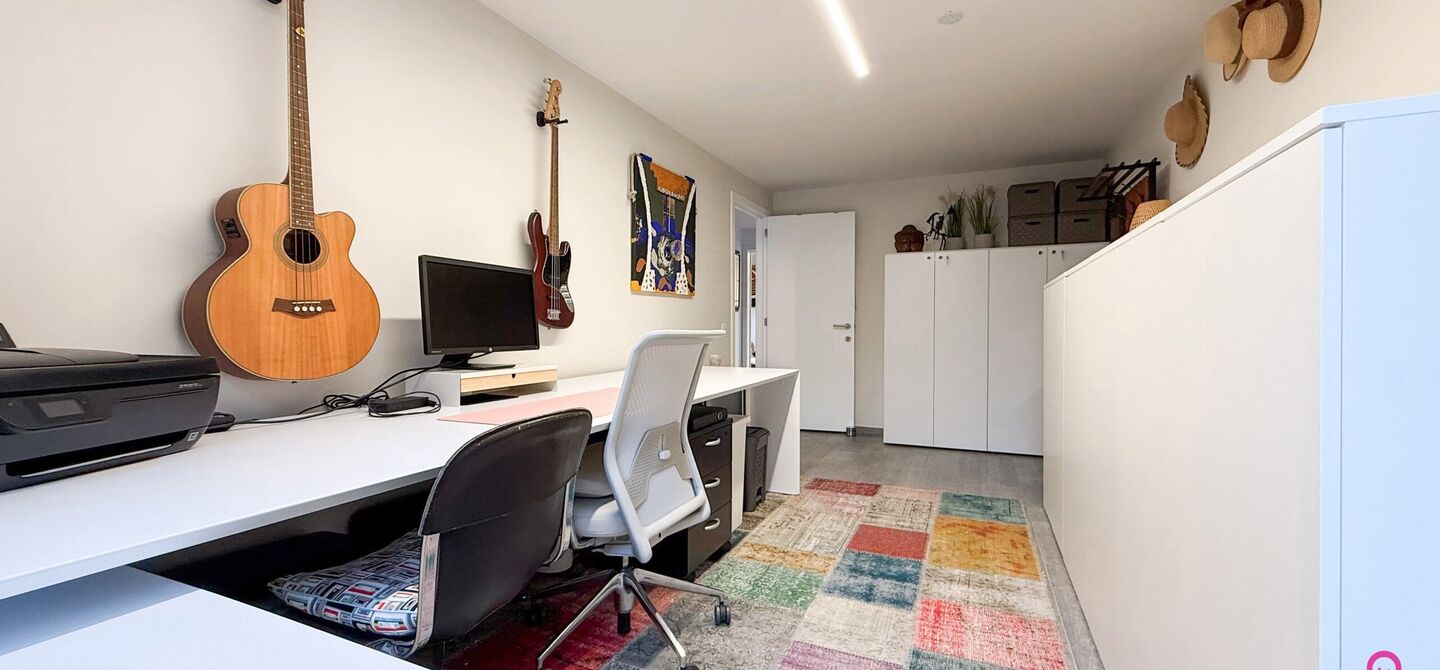 Bij ImmoFusion 7/7 “open huis” : klik op onze 3D-TOUR.
Ervaar vastgoed alsof je er zelf doorloopt!
Stap binnen in deze indrukwekkende halfopen bebouwing, quasi nieuw, gelegen in een rustige woonwijk van Beringen. Met een bewoonbare oppervlakte van 14