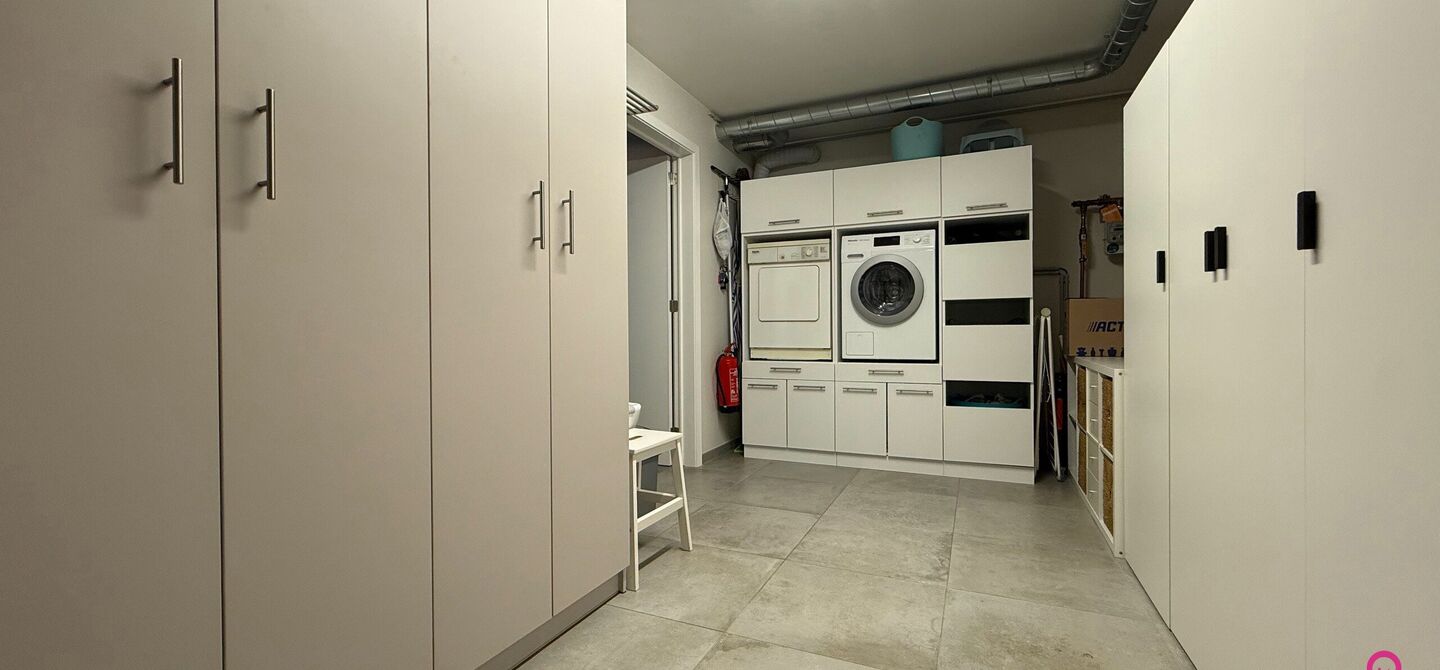 Bij ImmoFusion 7/7 “open huis” : klik op onze 3D-TOUR.
Ervaar vastgoed alsof je er zelf doorloopt!
Stap binnen in deze indrukwekkende halfopen bebouwing, quasi nieuw, gelegen in een rustige woonwijk van Beringen. Met een bewoonbare oppervlakte van 14