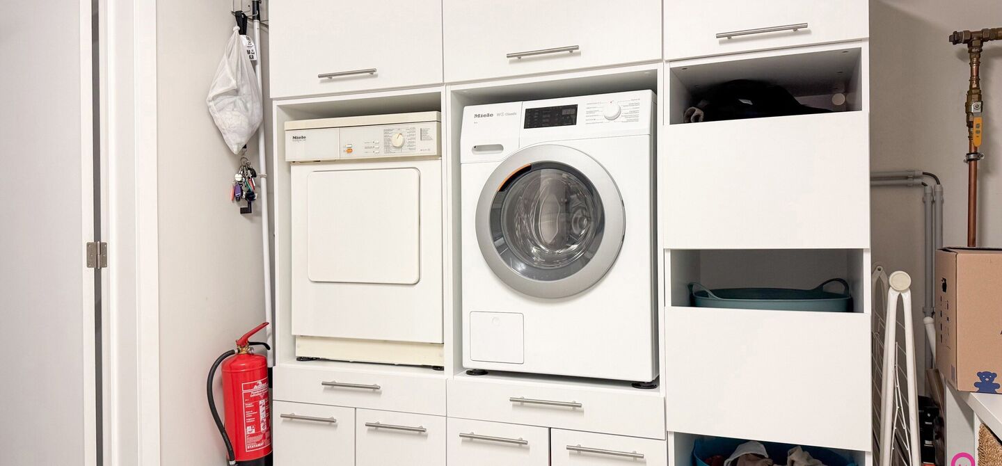 Bij ImmoFusion 7/7 “open huis” : klik op onze 3D-TOUR.
Ervaar vastgoed alsof je er zelf doorloopt!
Stap binnen in deze indrukwekkende halfopen bebouwing, quasi nieuw, gelegen in een rustige woonwijk van Beringen. Met een bewoonbare oppervlakte van 14