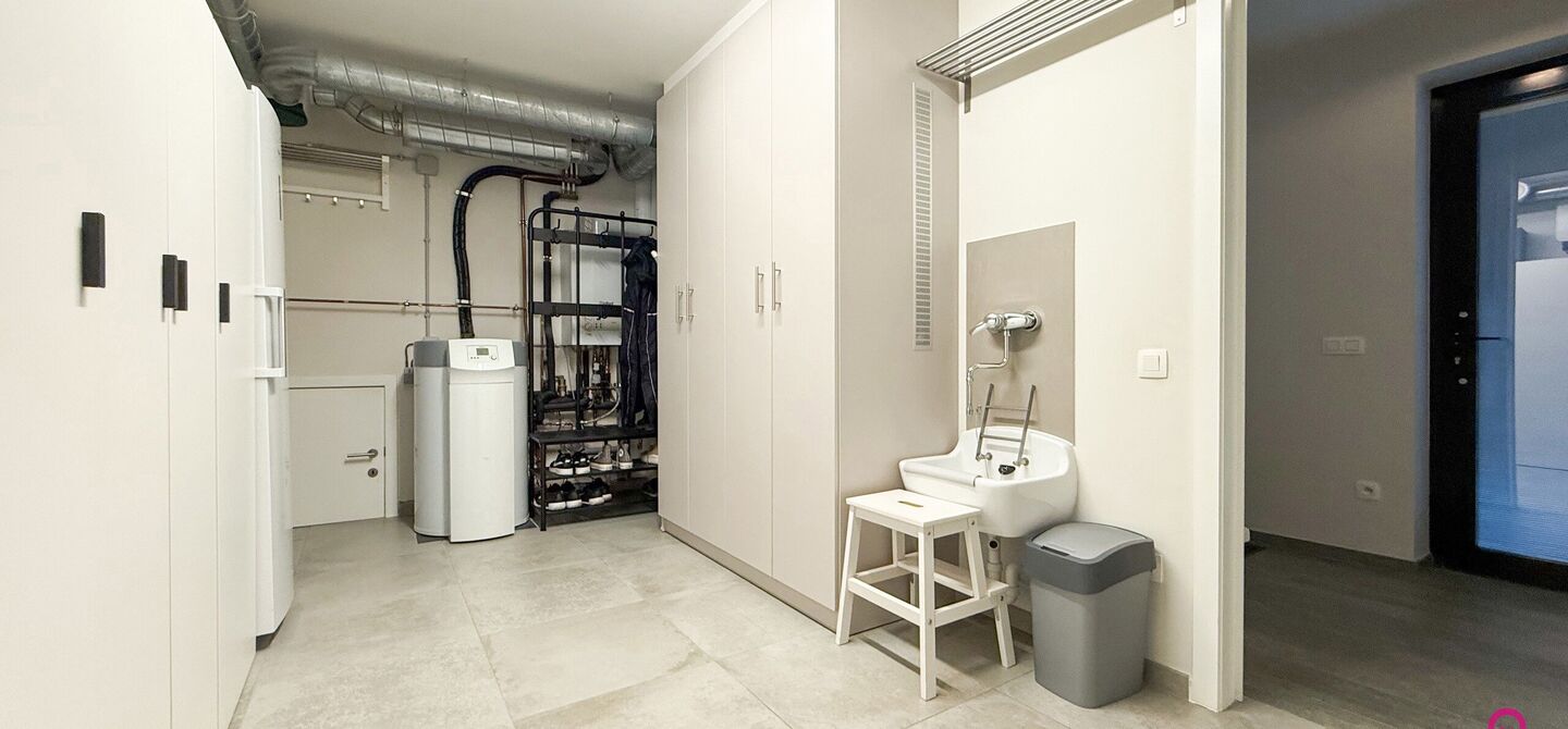 Bij ImmoFusion 7/7 “open huis” : klik op onze 3D-TOUR.
Ervaar vastgoed alsof je er zelf doorloopt!
Stap binnen in deze indrukwekkende halfopen bebouwing, quasi nieuw, gelegen in een rustige woonwijk van Beringen. Met een bewoonbare oppervlakte van 14