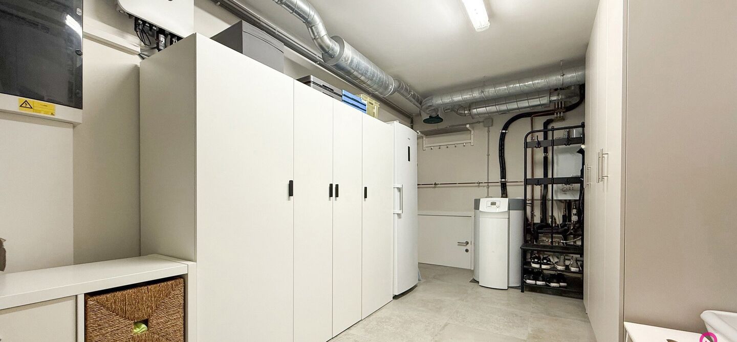 Bij ImmoFusion 7/7 “open huis” : klik op onze 3D-TOUR.
Ervaar vastgoed alsof je er zelf doorloopt!
Stap binnen in deze indrukwekkende halfopen bebouwing, quasi nieuw, gelegen in een rustige woonwijk van Beringen. Met een bewoonbare oppervlakte van 14