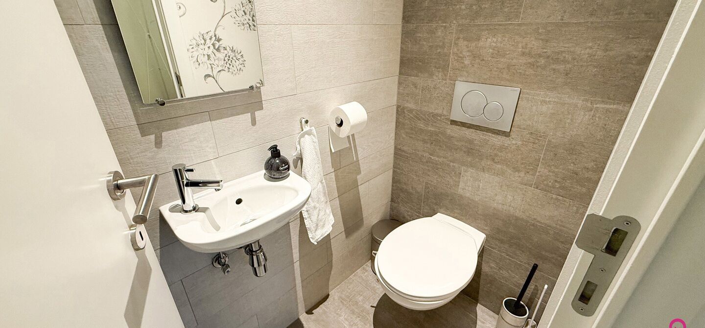 Bij ImmoFusion 7/7 “open huis” : klik op onze 3D-TOUR.
Ervaar vastgoed alsof je er zelf doorloopt!
Stap binnen in deze indrukwekkende halfopen bebouwing, quasi nieuw, gelegen in een rustige woonwijk van Beringen. Met een bewoonbare oppervlakte van 14