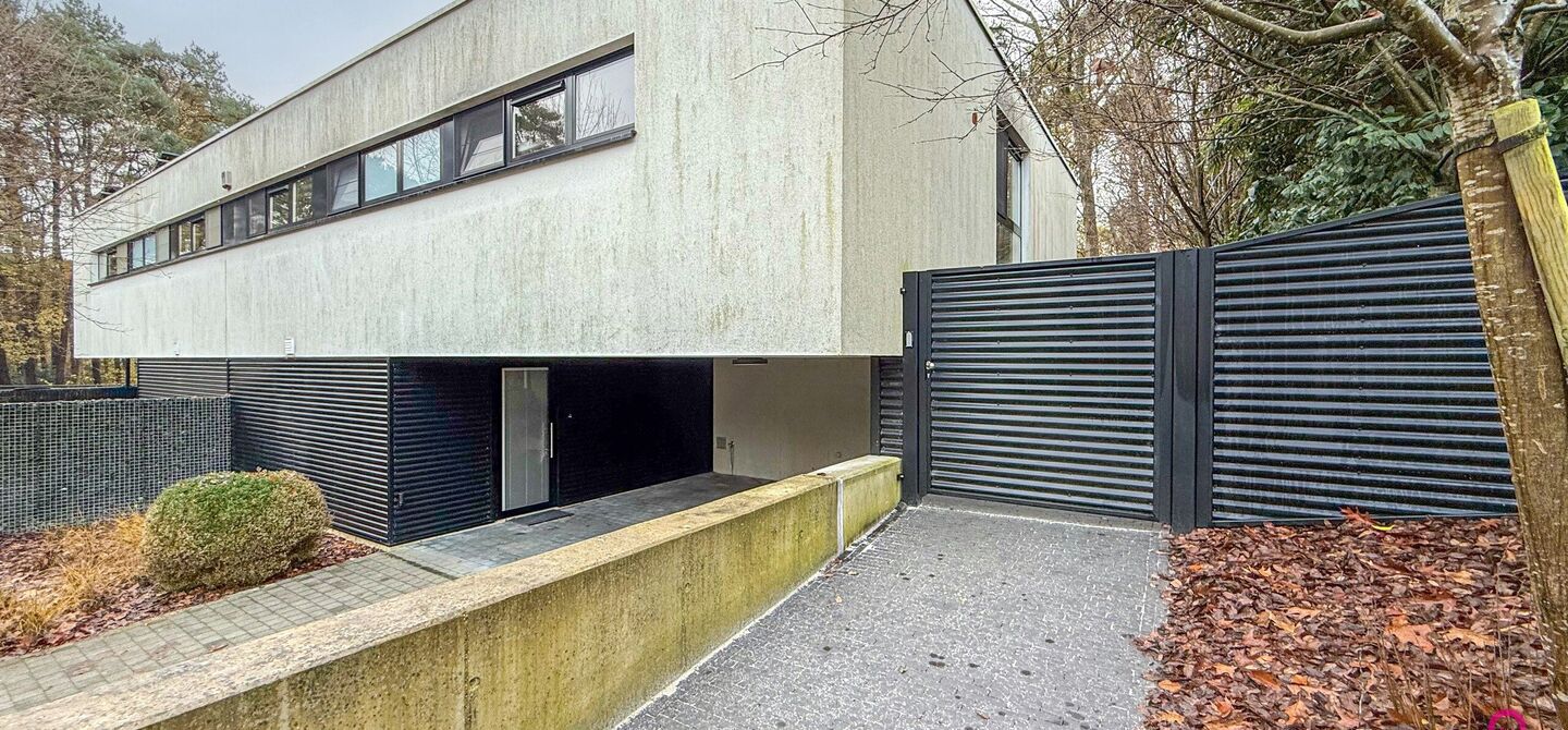 Bij ImmoFusion 7/7 “open huis” : klik op onze 3D-TOUR.
Ervaar vastgoed alsof je er zelf doorloopt!
Stap binnen in deze indrukwekkende halfopen bebouwing, quasi nieuw, gelegen in een rustige woonwijk van Beringen. Met een bewoonbare oppervlakte van 14