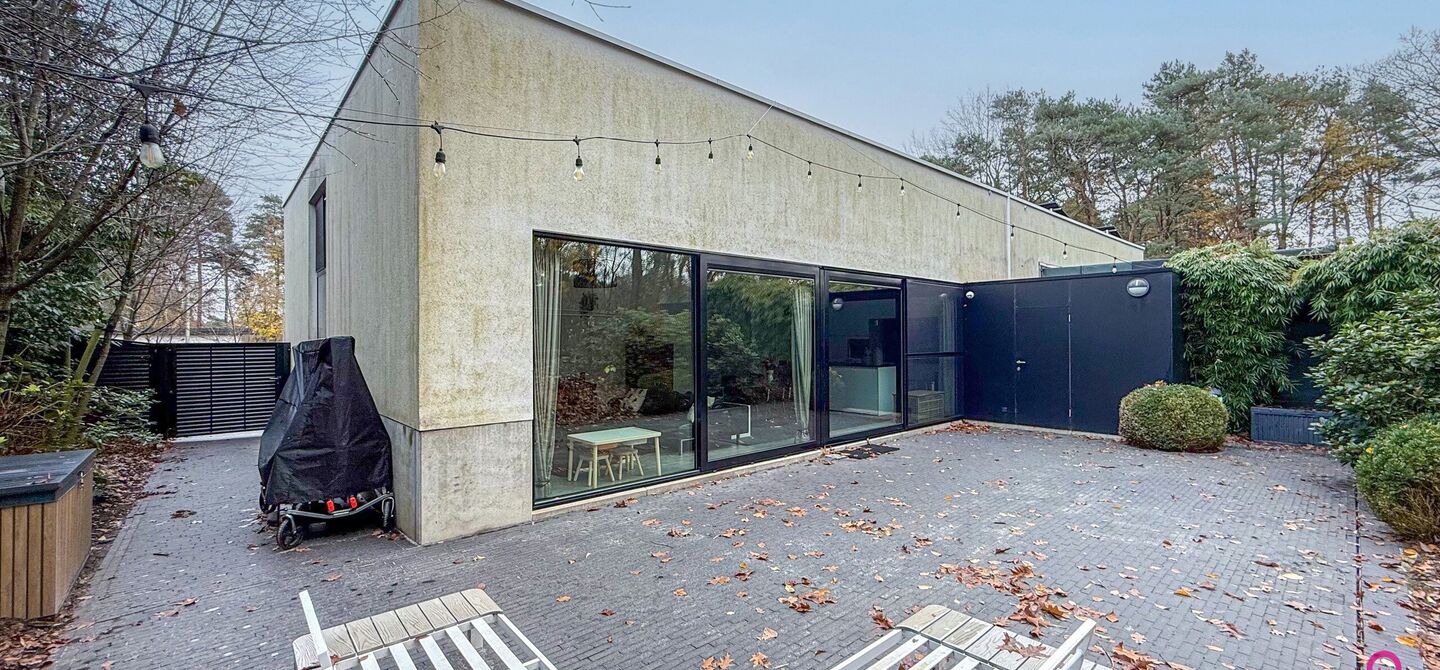 Bij ImmoFusion 7/7 “open huis” : klik op onze 3D-TOUR.
Ervaar vastgoed alsof je er zelf doorloopt!
Stap binnen in deze indrukwekkende halfopen bebouwing, quasi nieuw, gelegen in een rustige woonwijk van Beringen. Met een bewoonbare oppervlakte van 14